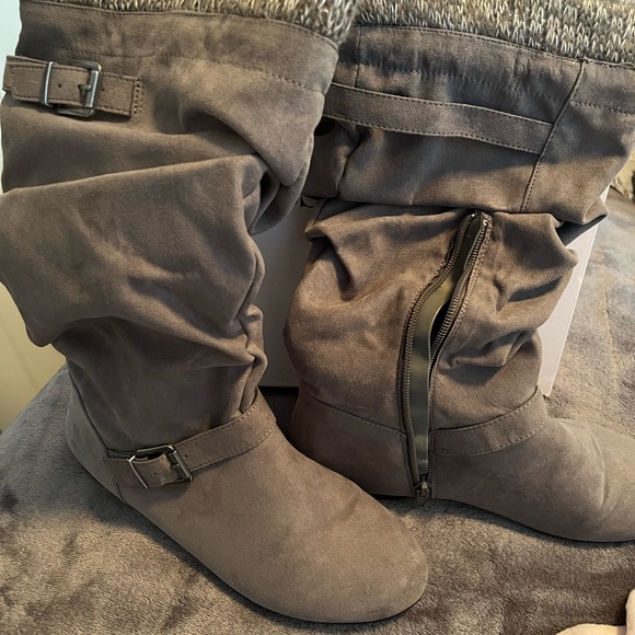 Grey suede sock cuff flat boots - Picture 1 of 4
